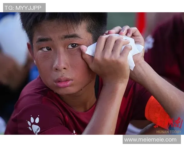 视频记录下足球明星逆境中被救助的感人瞬间