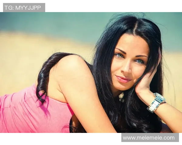 足球明星的女友们在阳光沙滩上尽情享受奢华度假生活的精彩瞬间